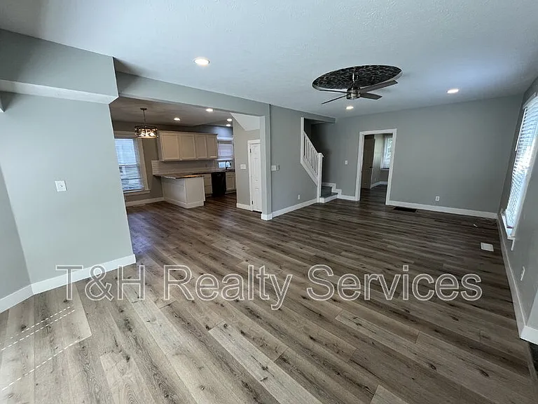 6155 Broadway St — Photo 2