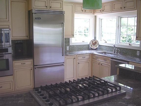 Gourmet kitchen w/ Viking appliances