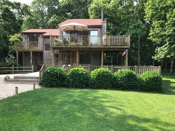 https://photos.zillowstatic.com/fp/969ea1c71cf47b10410b37d1b0747296-p_e.webp