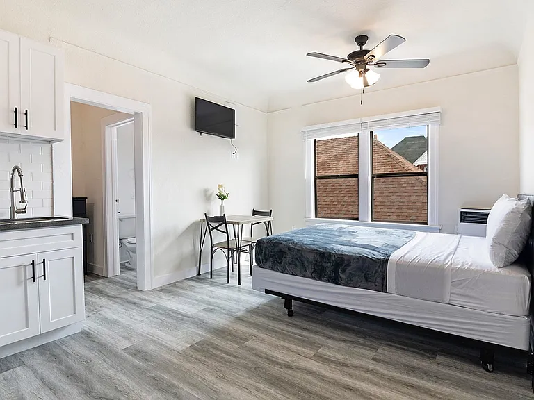 27th Street Studios and One Bedrooms — Photo 16