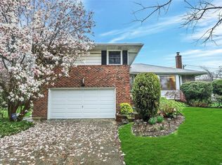 7 Sparrow Ln, Woodbury, NY 11797