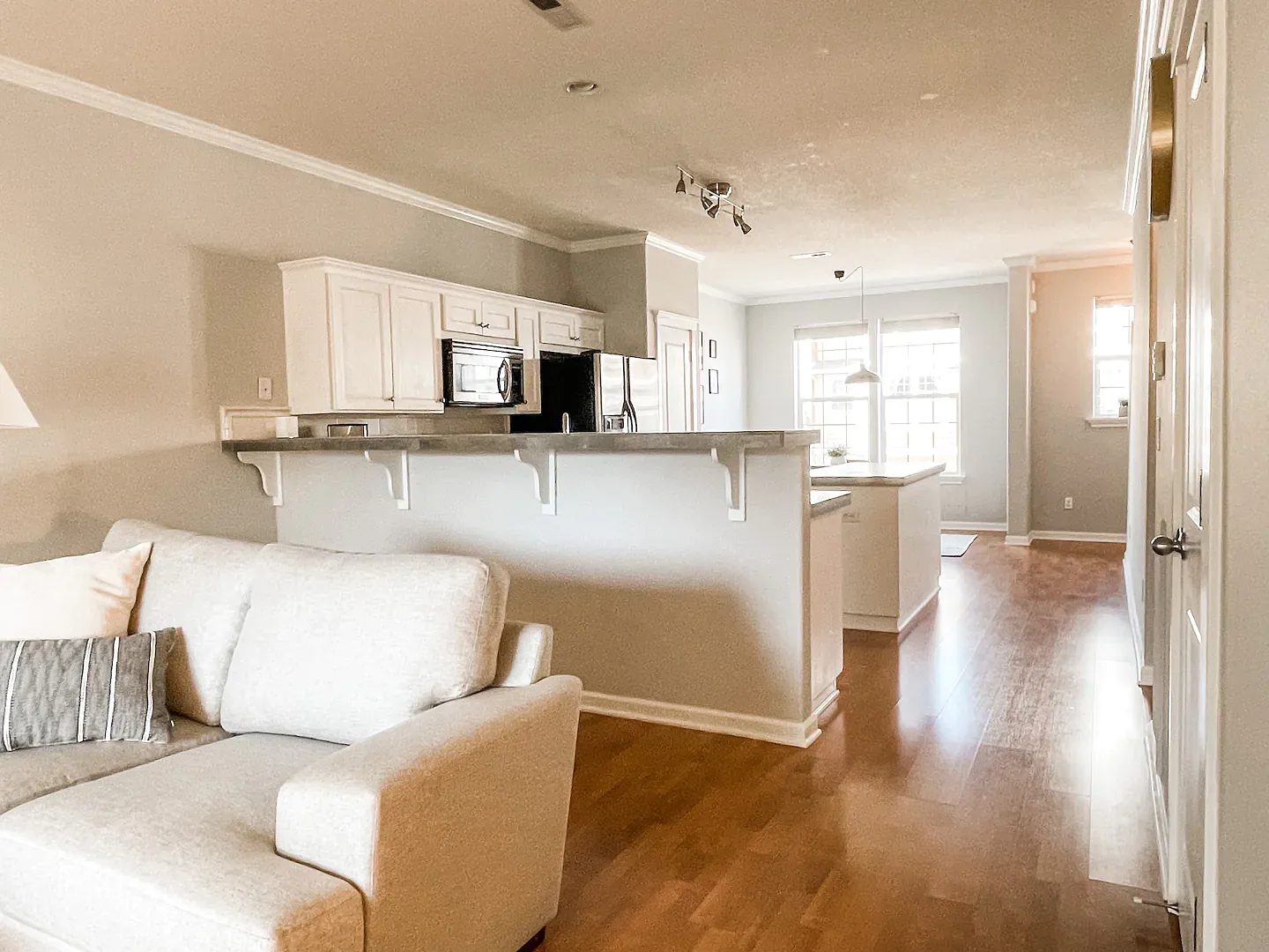 2 bed, 2.5 bath, 1734 sqft, $2,300 — Photo 3