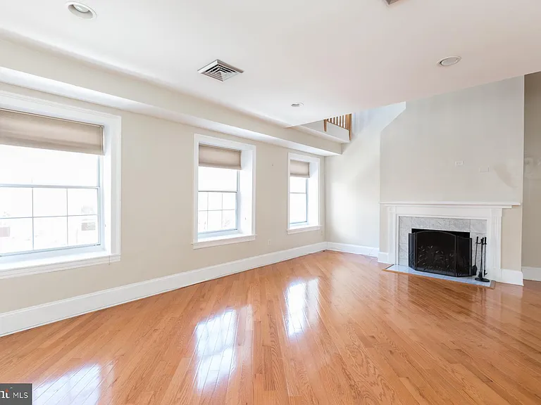 242 S 8th St #4 — Photo 2