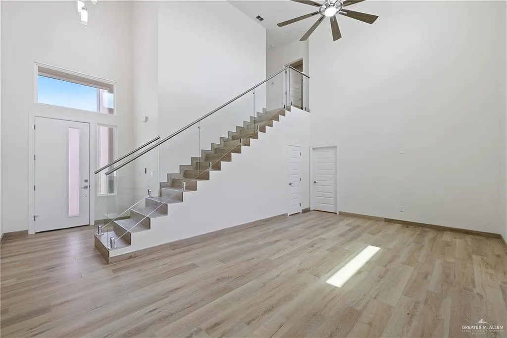 3 bed, 2.5 bath, 2208 sqft, $2,200 — Photo 4