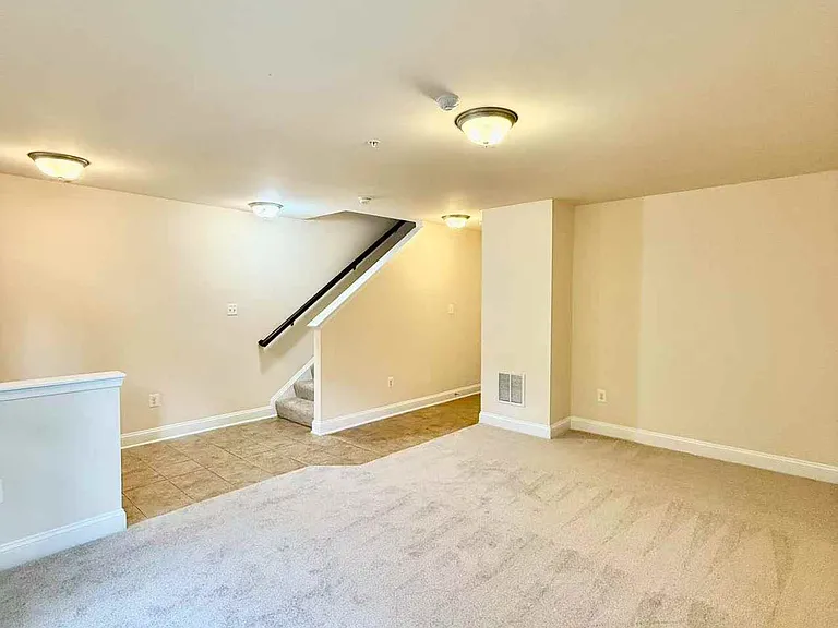 11918 Weybridge Ln — Photo 2