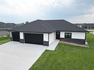 1005 E 69th St, Kearney, NE 68847