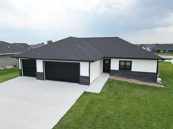 1005 E 69th St, Kearney, NE 68847