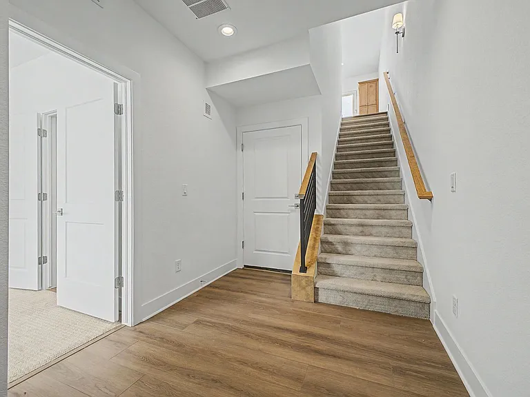 689 Saddle Dr — Photo 5