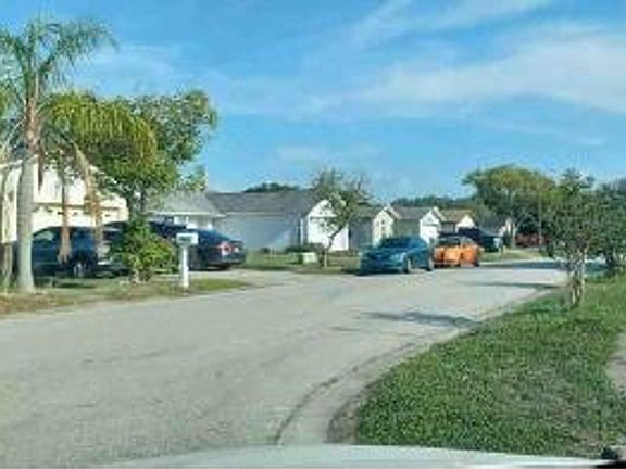 Exterior Neighborhood (street photo)