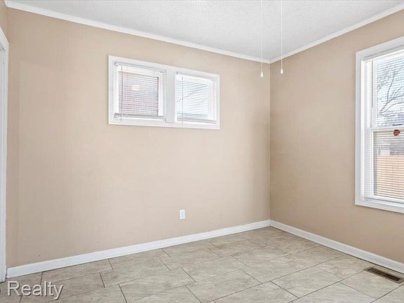 4th image of 9 Myrtle St