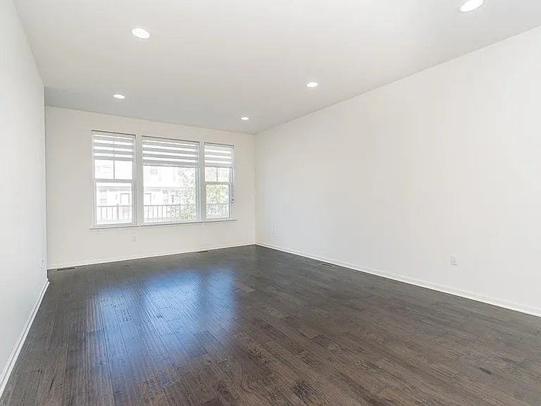 4637 Bradley Cir — Photo 9