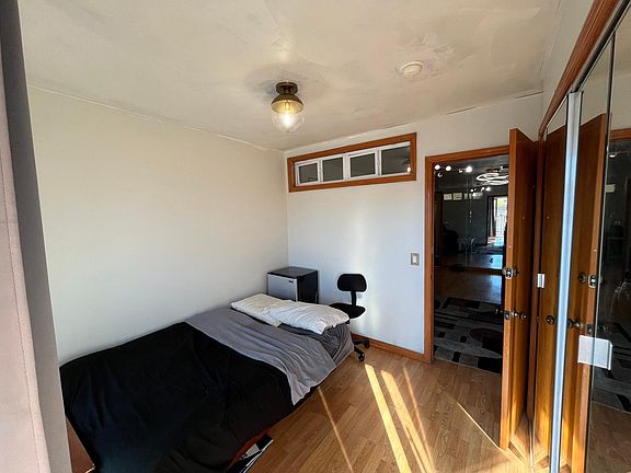 Room for rent
350sq ft
Sleeper futon, mini fridge, desk and chair, dresser included