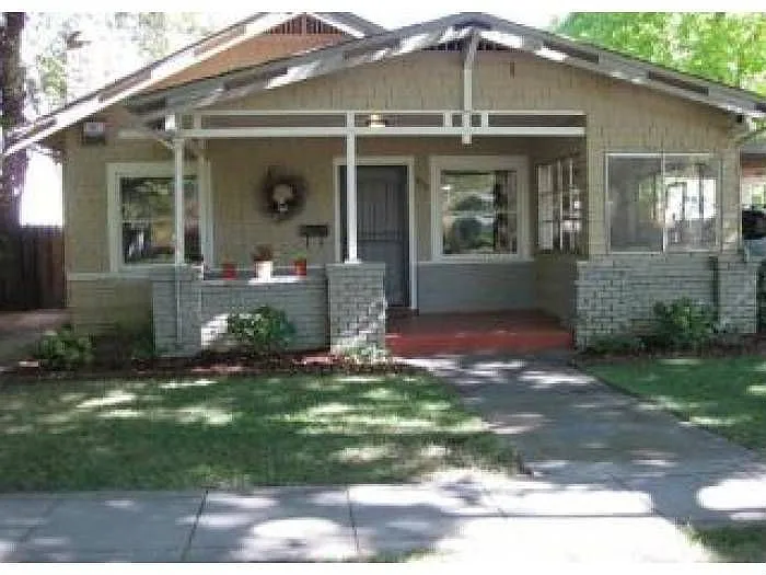 4225 T St photo 1