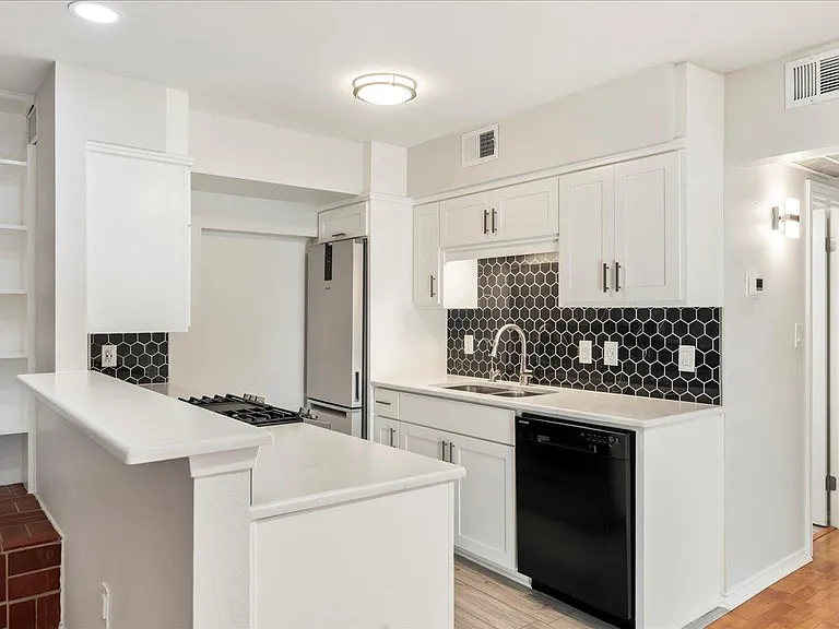 505 W 7th St #313 — Photo 7