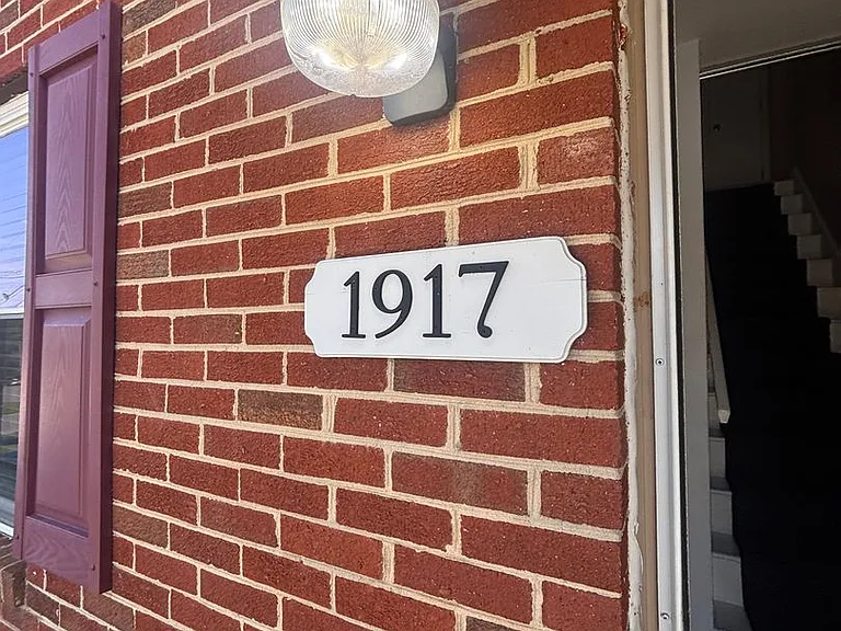 1917 Wallace Ave NE — Photo 2
