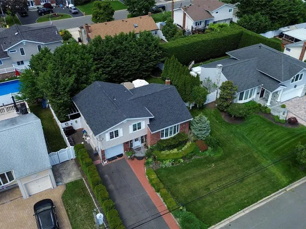 39 Brewster Road W, Massapequa, NY 11758