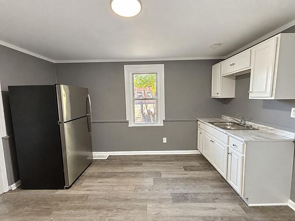 4th image of 2408 Castle Ave
