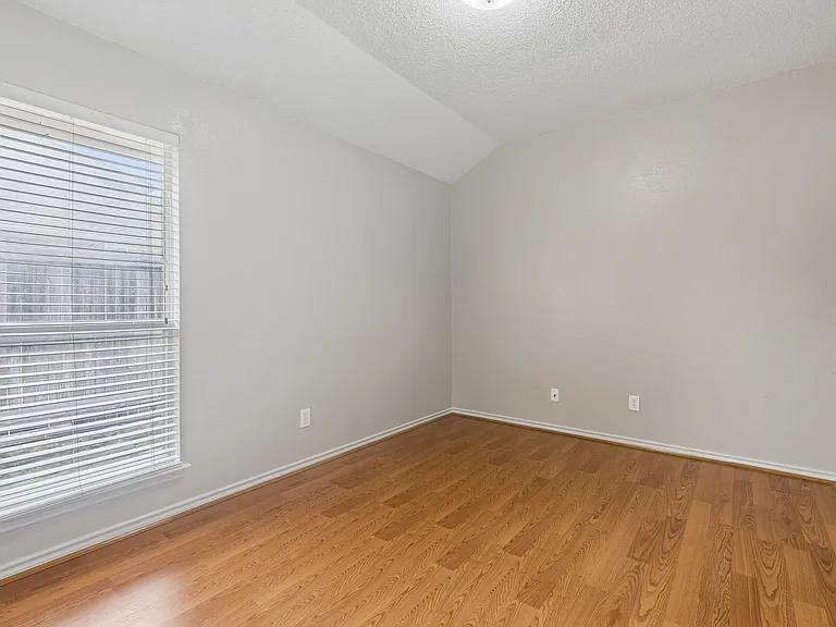 300 Thomas Dr — Photo 8
