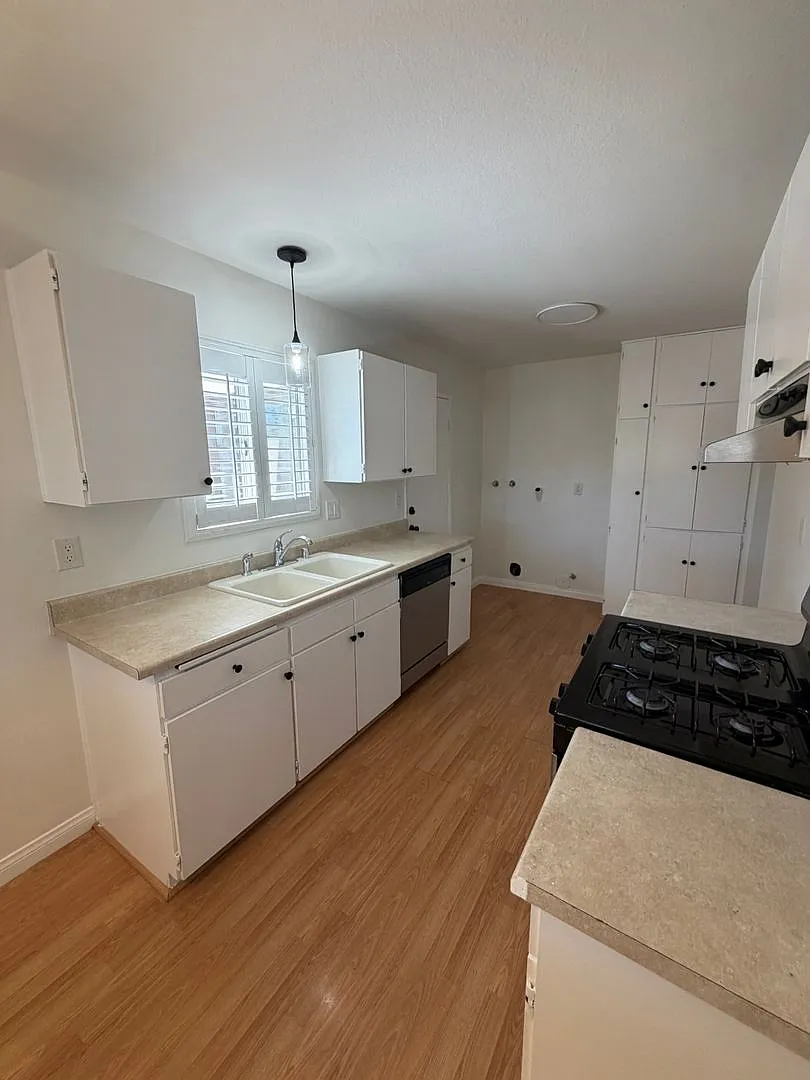 2 Bed, 1 Bath single story duplex with sunroom — Photo 3