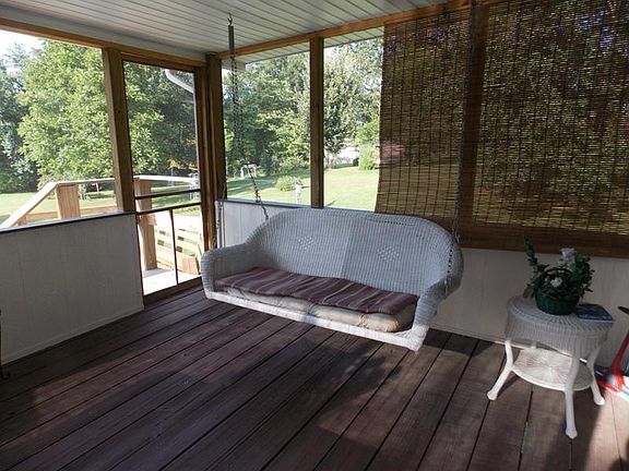 3rd image of 985 Hale Cir