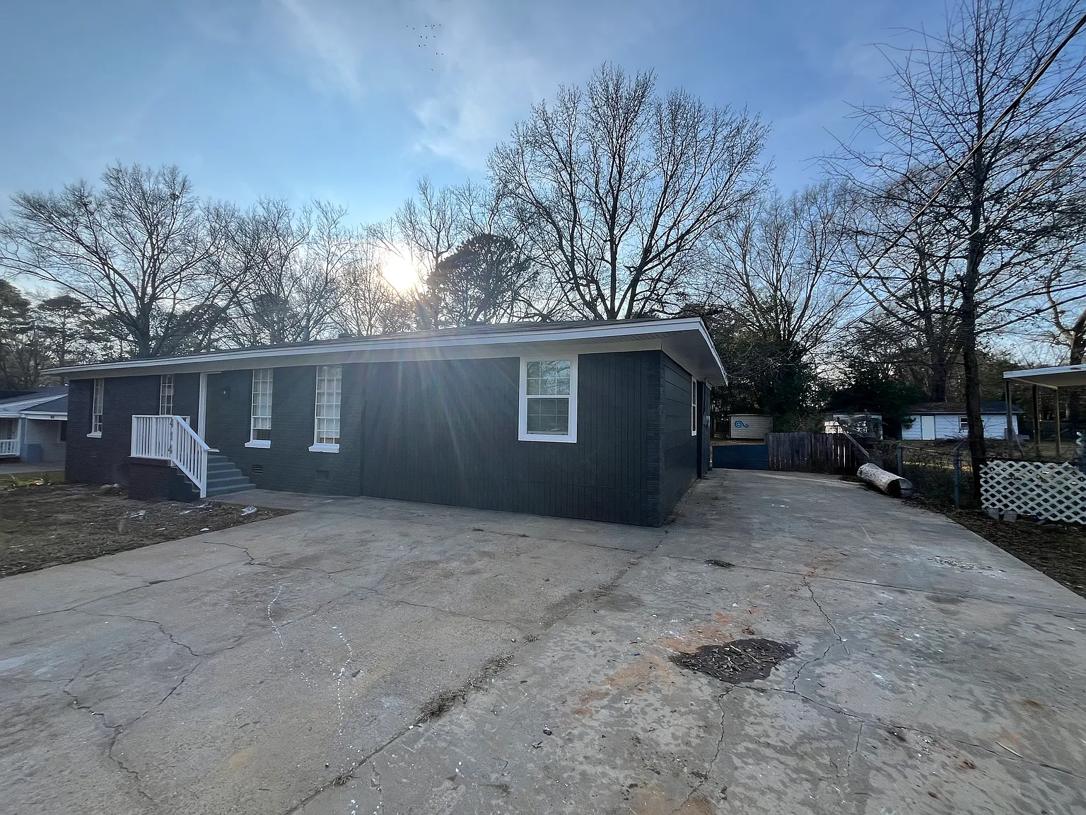 414 Colonial Cir — Photo 2