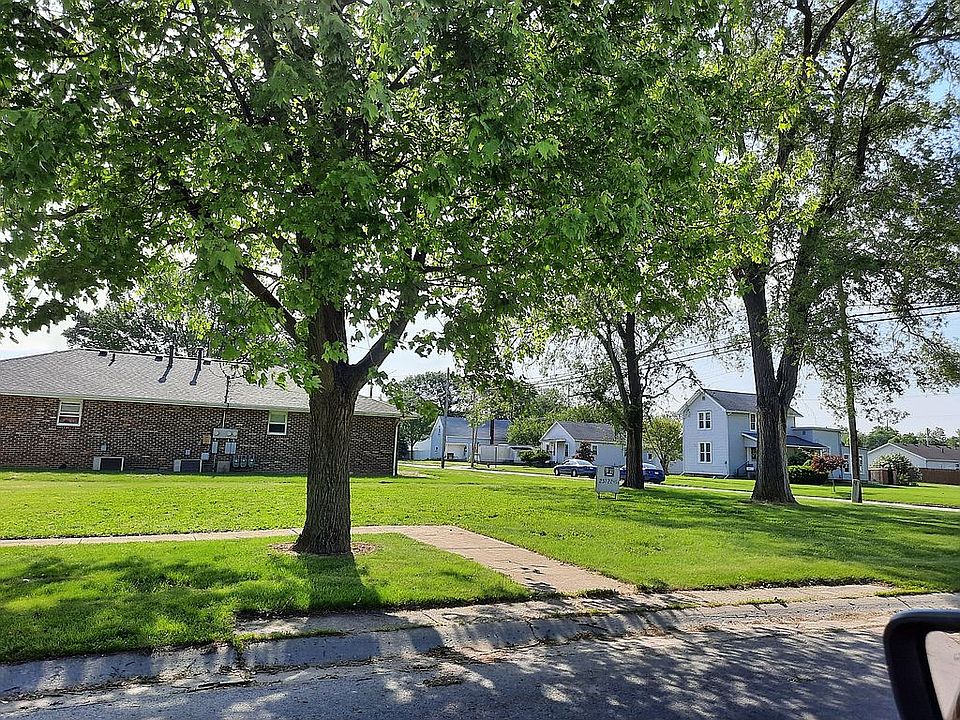 Lot from Chicago Ave view