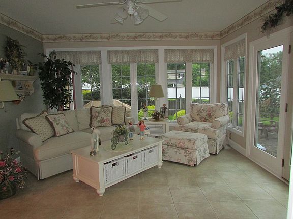 5th image of 77 Holly Dr