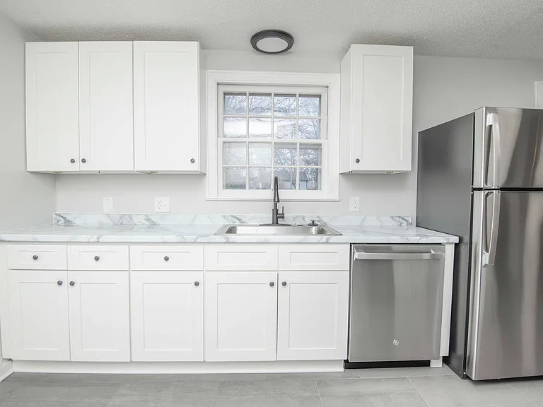 2440 Woodbine Ave — Photo 7