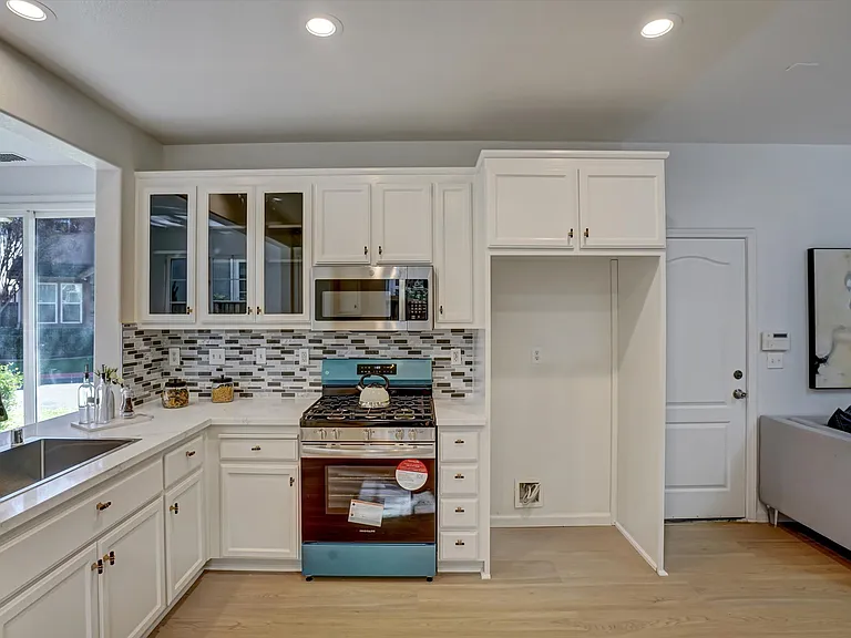 530 Cottage Park Dr — Photo 5