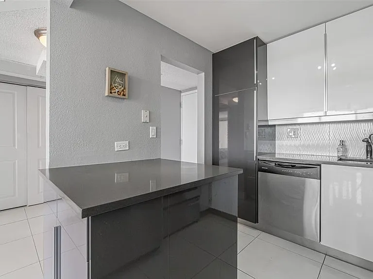 1830 Embassy Dr #613 — Photo 9
