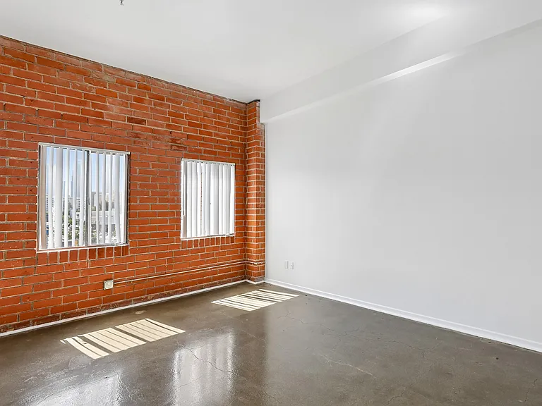 1725 W. 6th St — Photo 17