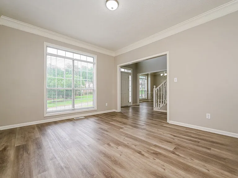 135 Stratmore Pl — Photo 5