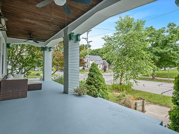 3rd image of 302 Palmer St NE