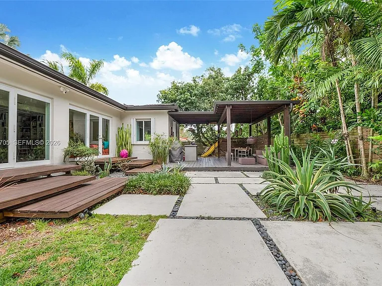 5800 SW 50th Ter #5800 — Photo 12