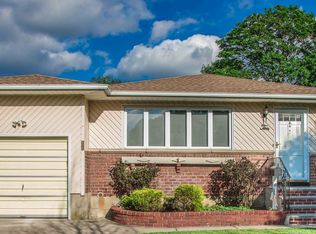 10 Pleasant Ave, Farmingdale, NY 11735
