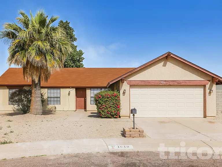 1010 W Blackhawk Dr — Photo 1