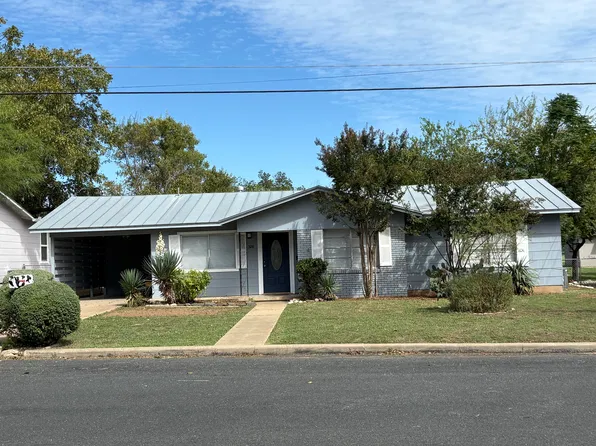 328 W Burbank St, Fredericksburg, TX 78624