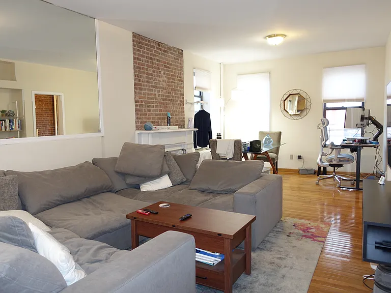 400 W 50th St #2 — Photo 4