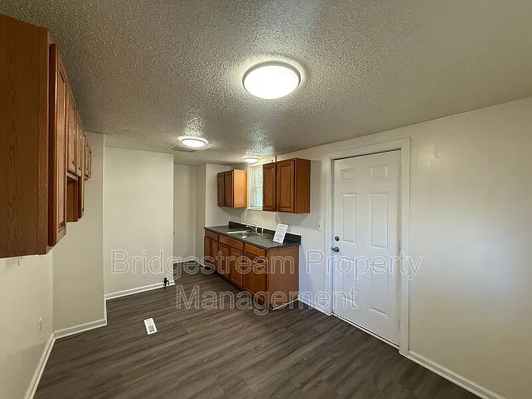 200 Hart St — Photo 7