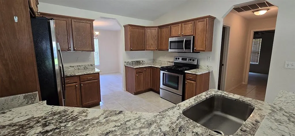 3 bed, 3.0 bath, 2086 sqft, $1,850 — Photo 2