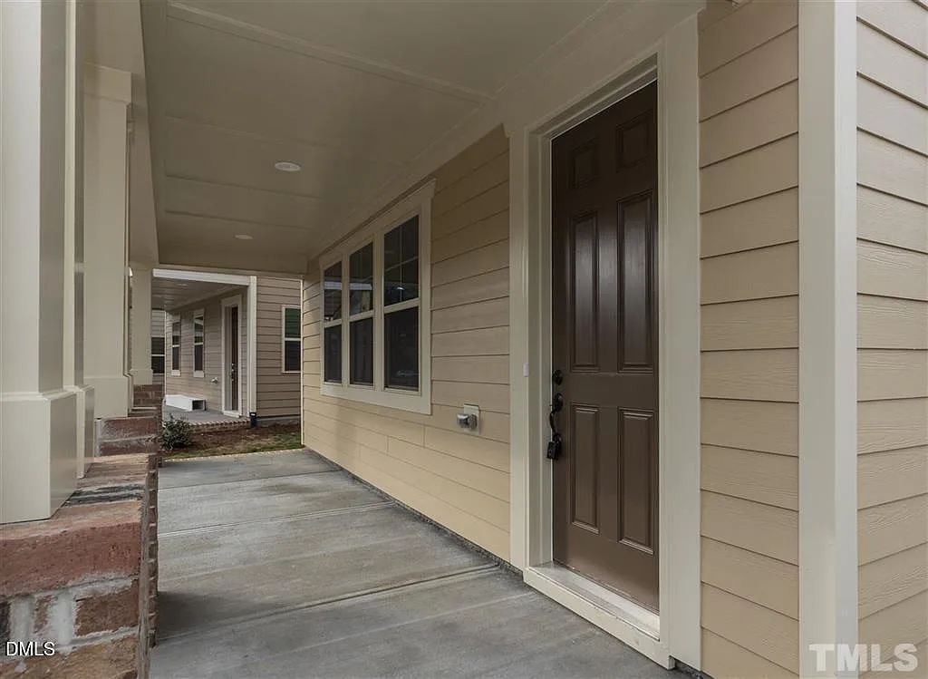 5 bed, 3.0 bath, 2700 sqft, $2,795 — Photo 3