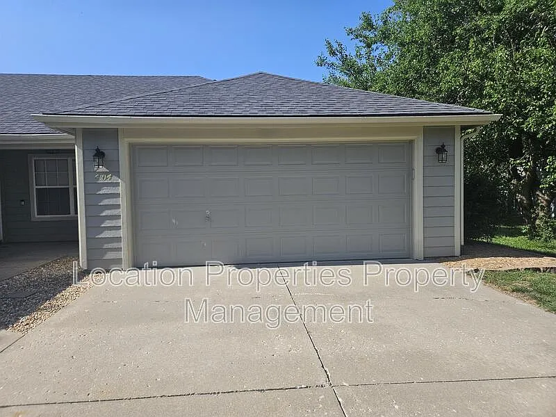 4 bed, 2.0 bath, 1881 sqft, $2,695 — Photo 2