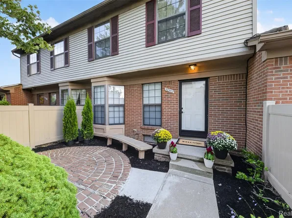 38902 Country Cir #16, Farmington, MI 48331