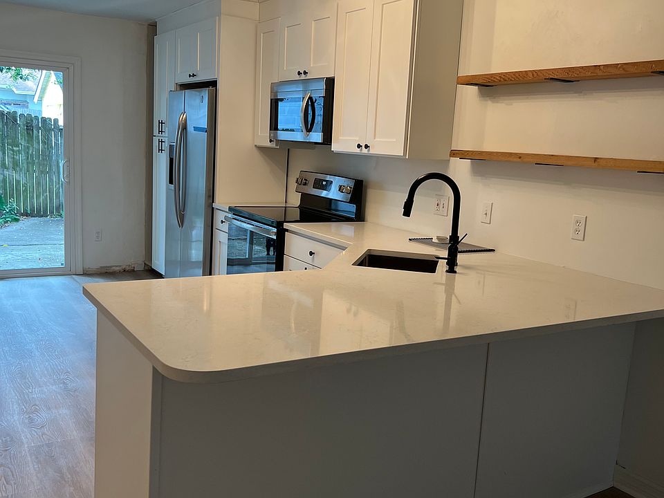 Brand new kitchen and quartz countertops.