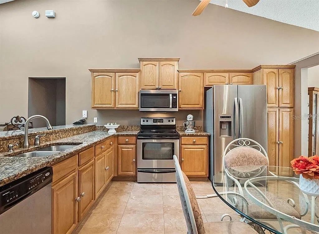 3 bed, 2.0 bath, 2326 sqft, $2,750 — Photo 4