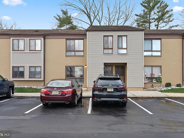 211 James Ct — Photo 2