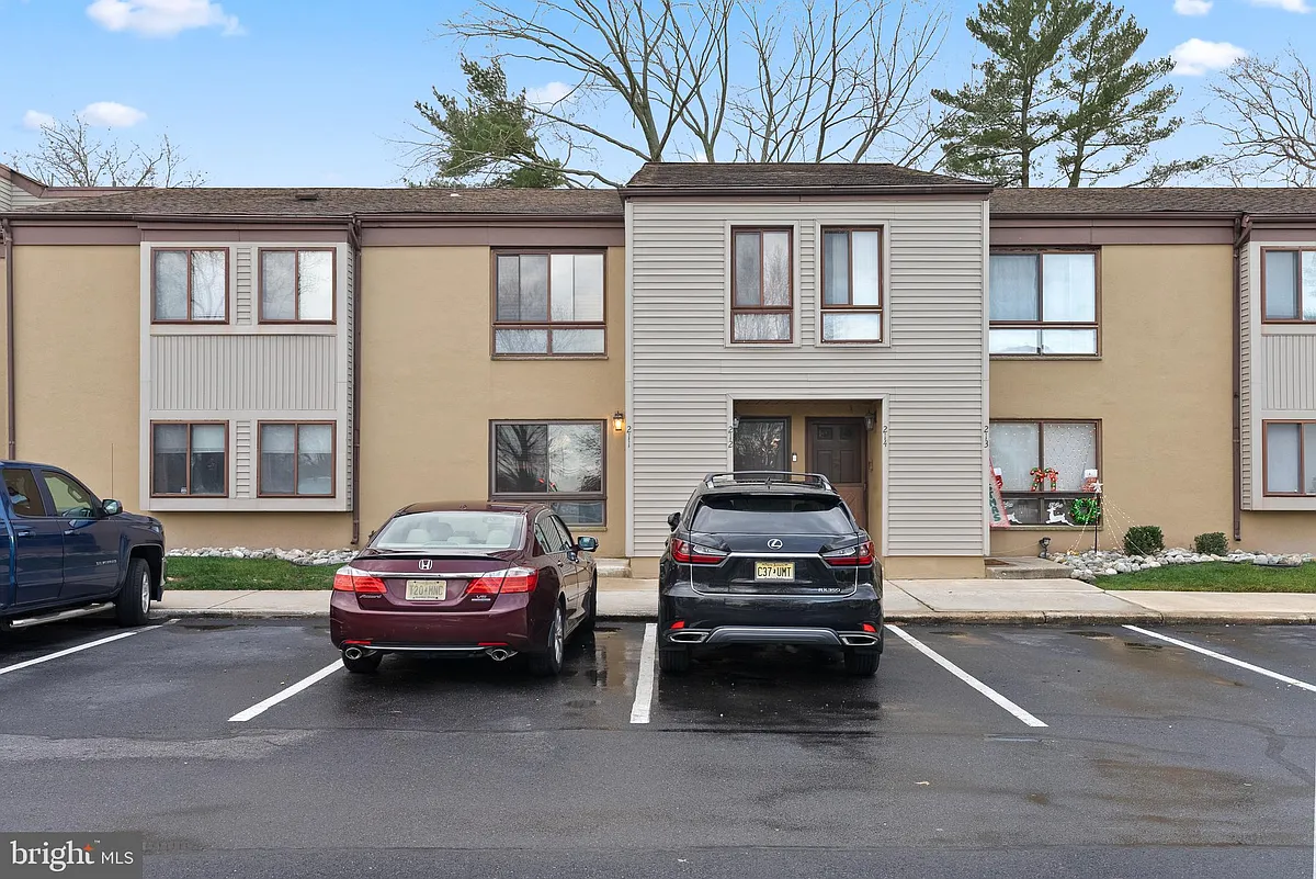 Building Photo - 211 James Ct