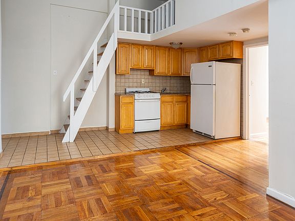 2nd image of 135 Waverly Pl #2B
