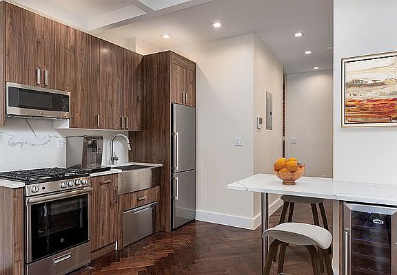 4th image of 921 Washington Ave #802