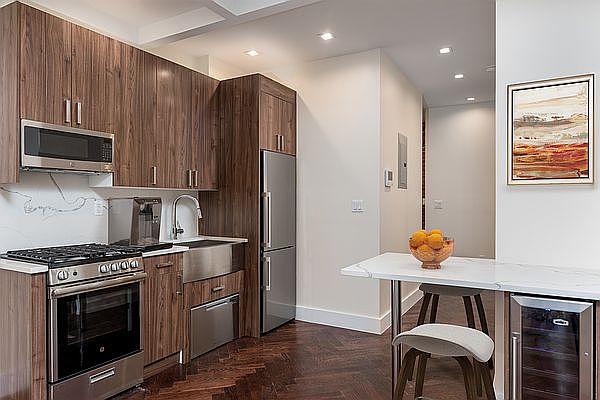 1st image of 921 Washington Ave #808